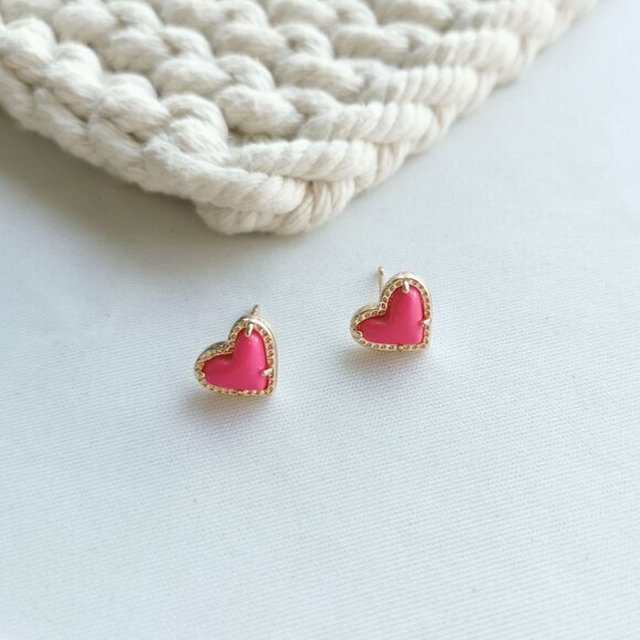 Authentic Kendra Scott Ari Heart Gold Magenta magnesite Stud Earrings - Picture 3 of 3